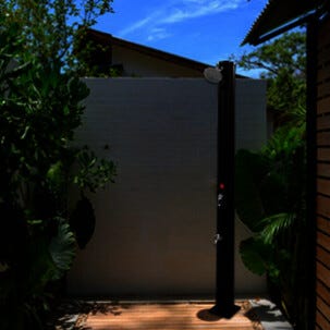 Utedusch soluppvärmd med fotdusch/vattenutkastare, 35 liter