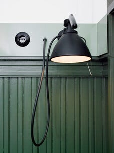 Hager serie 1930 1-vägs infällt vägguttag med ram, porslin