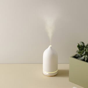 Sähkökäyttöinen diffuuseri, jossa valaistus