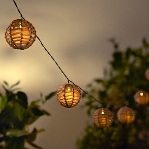 Solcelledrevet utelysslynge med kuler i kunstrotting, 2,3 m