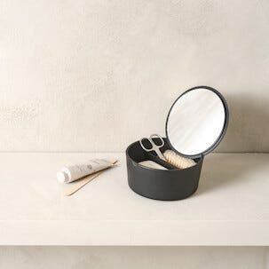 Pieni korurasia peilillä, musta