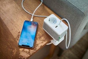 Schneider Unica bordenhet med jordet stikkontakt og 2 USB-porter