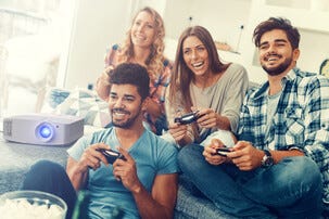 Optoma UHD330Xe 4K Projektori urheiluun, pelaamiseen ja kotiteatteriin