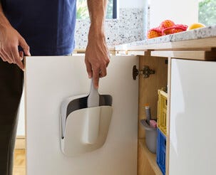 Joseph Joseph CleanTech feiesett med veggfeste, grå