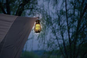 Campinglampa med högtalare, vattentålig och bärbar