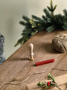 Lacksigill, sigillstämpel med krans och röd lackstång