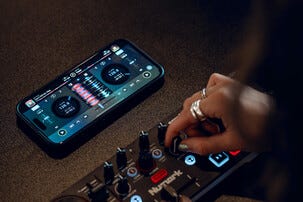 Numark MixTrack Go 2-kanals DJ-controller med Stems