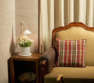 Vekstlys med justerbar lampeskjerm til potte, i tre