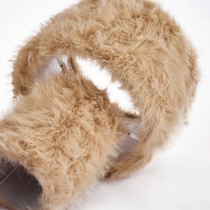 Nortlight Bonnie fluffig bordslampa, beige, 38 cm
