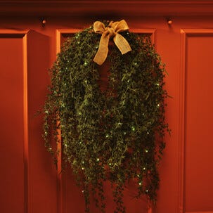 Suuri ovikranssi, lehtikuusikranssi LED-valoilla, 50 cm