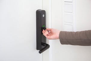 Yale Doorman Classic svart, elektriskt dörrlås