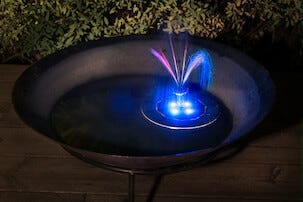 Solcellefontene med farget lys, flytende