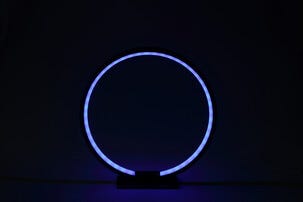 Pöytävalaisin Neon Ring RGB väritehosteilla, 27 cm