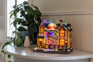 Konstsmide julby, Godterifabrikk med LED-belysning og musikk