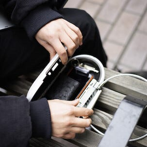 Masterlock portabel säkerhetsbox med kodlås och vajer