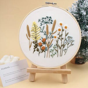 Hobbysett med broderi av markblomster, for nybegynnere, fra 12 år