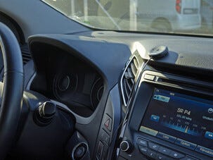 Bluetooth-vastaanotin, jossa NFC, autoon