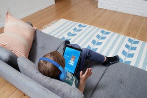 Belkin Soundform Mini trådlösa hörlurar för barn, USB-C