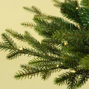 Smalt juletre med belysning Lillehammer Slim 210 cm