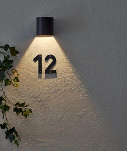 Stora husnummer svart metall, 6,8 x 15 cm