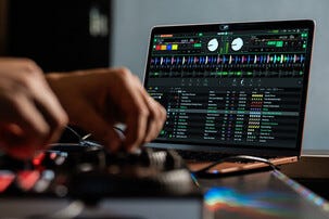 Numark Partymix III 3-kanals DJ-kontroller med ljus