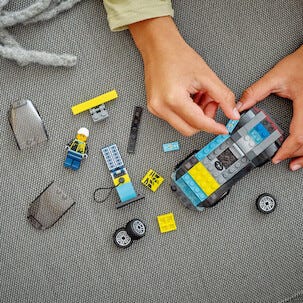 LEGO City Sähköurheiluauto 60383, yli 5-vuotiaille
