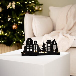 Ljusfat hus, svart metall